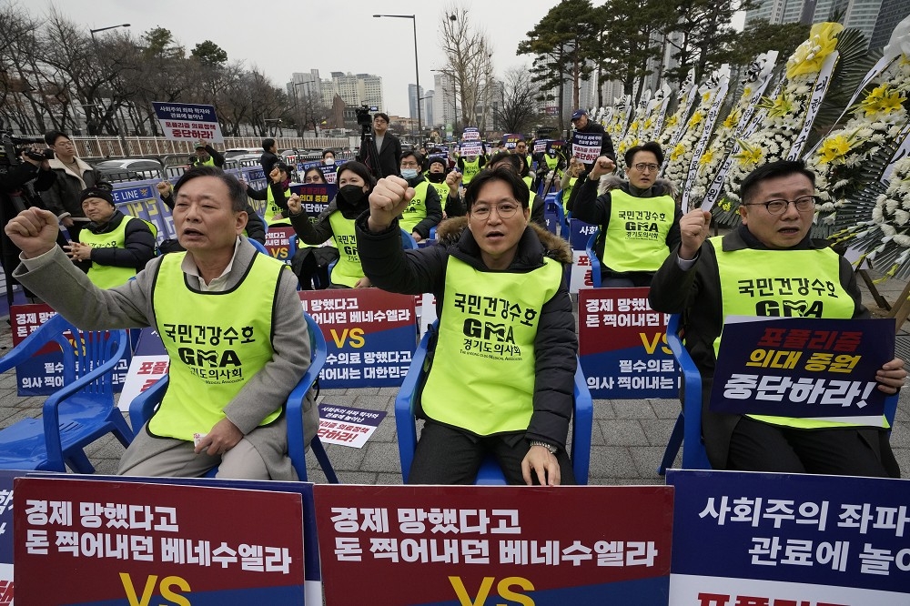 南韓醫療改革引起實習、住院醫師罷工潮，政府與醫師之間迄今並未達成任何共識。（美聯社）