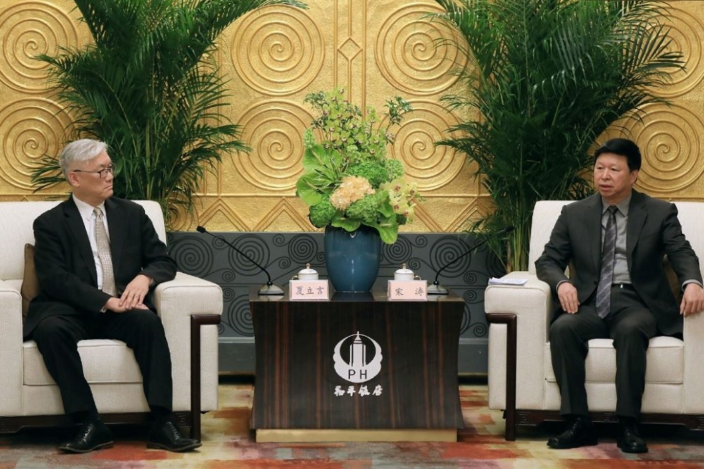 國民黨副主席夏立言2月29日晚在上海和平飯店與國台辦主任宋濤會面。（取自國台辦微博／中國台灣網攝）