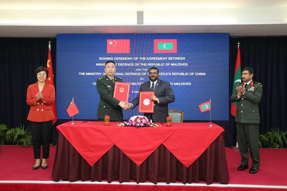 馬爾地夫防長莫蒙（右）與中國軍方代表，簽署一項無償軍事援助協議，但內容未對外公開。（取自馬爾地夫國防部X平台帳號）