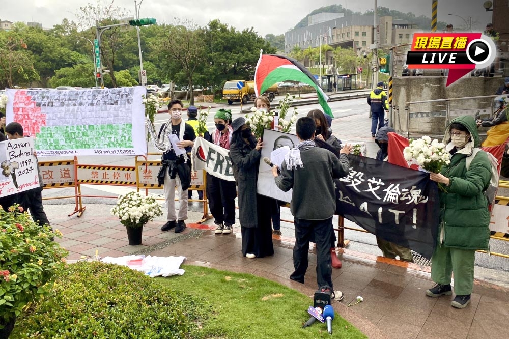台灣巴勒斯坦行動陣線，今天上午在美國在台協會（AIT）前舉行「焚而不毀艾倫魂，屠殺幫凶AIT！」記者會。（張哲偉攝）