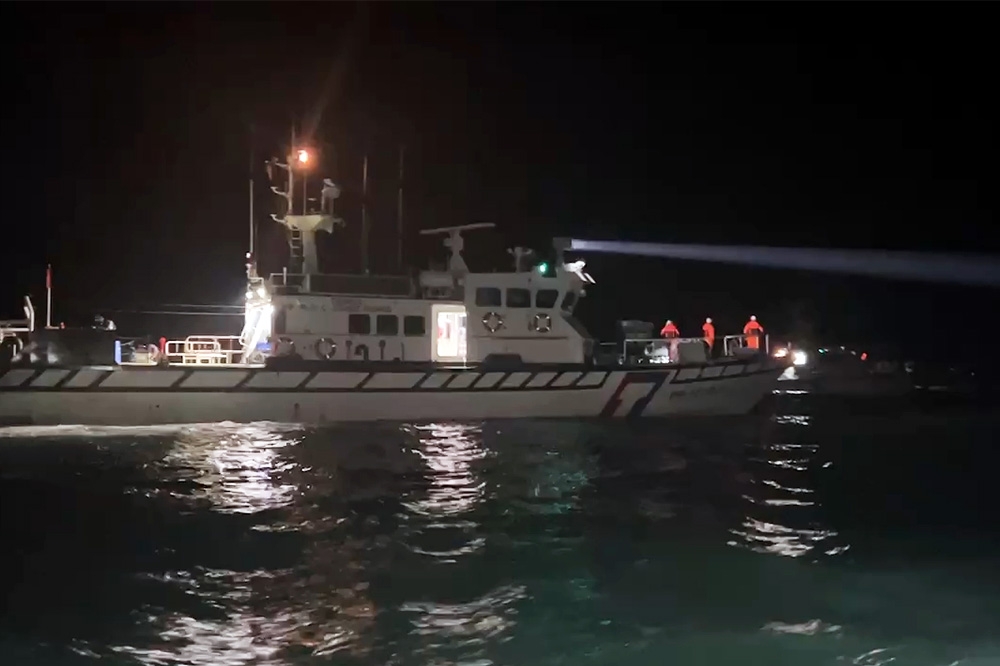 海巡署在現場附近海域徹夜搜救，但至今仍未找到失蹤的船員。（海巡署提供）