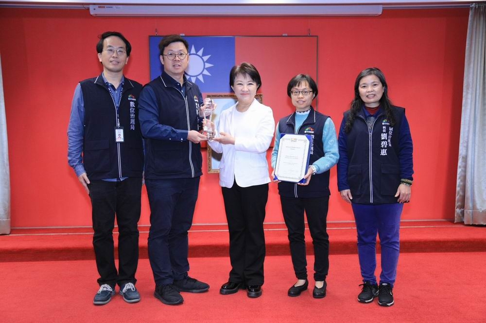 數位局長林谷隆19日獻獎給盧秀燕市長。（台中市府提供）