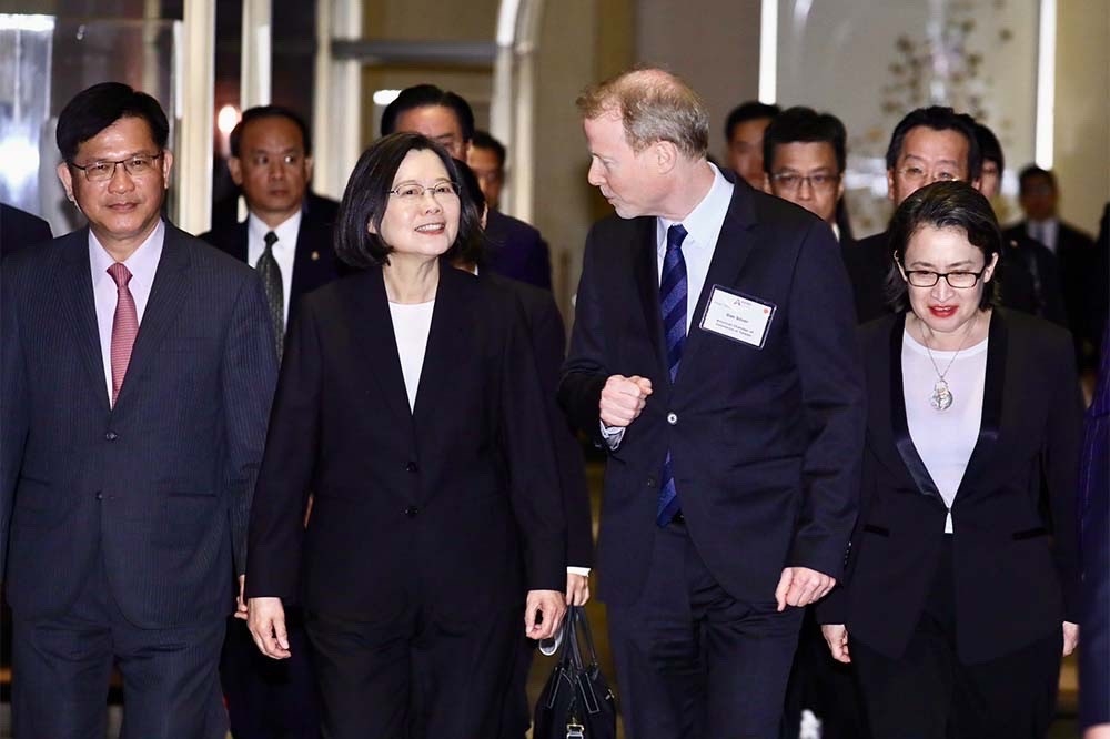 總統蔡英文（左2）今天晚間出席「台灣美國商會」謝年飯，同場還有準副總統蕭美琴（右1）。（王侑聖攝）