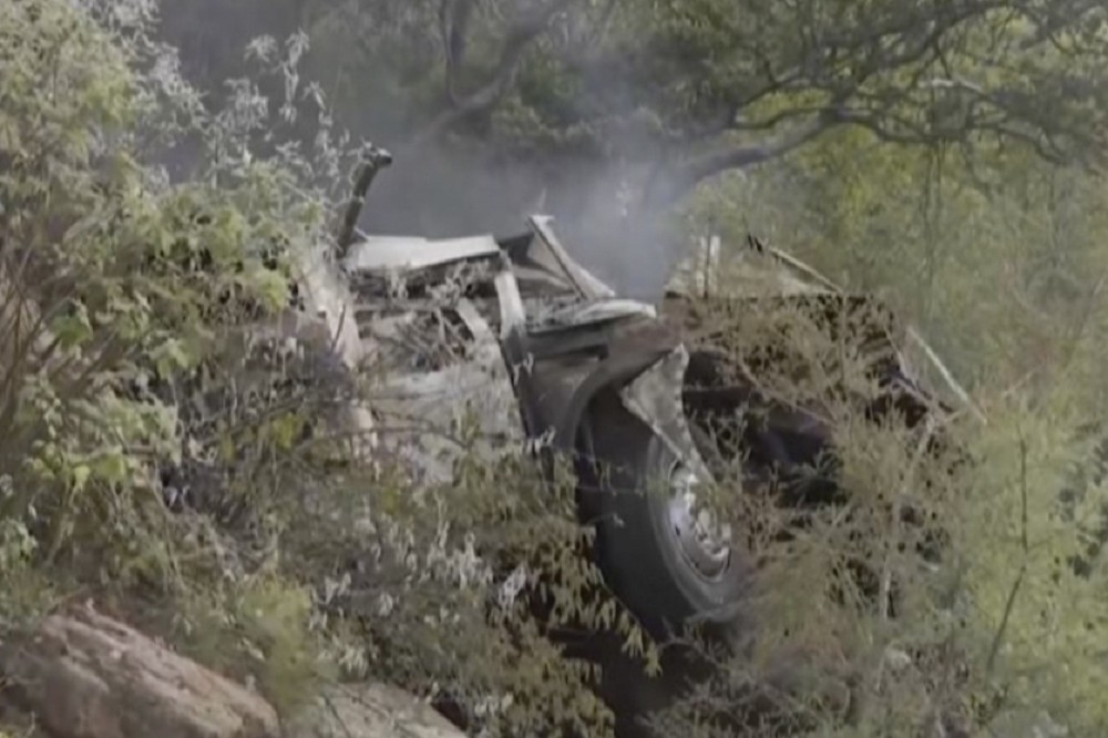 墜落深谷後的巴士殘骸，全車僅有一男童重傷倖存。（美聯社）