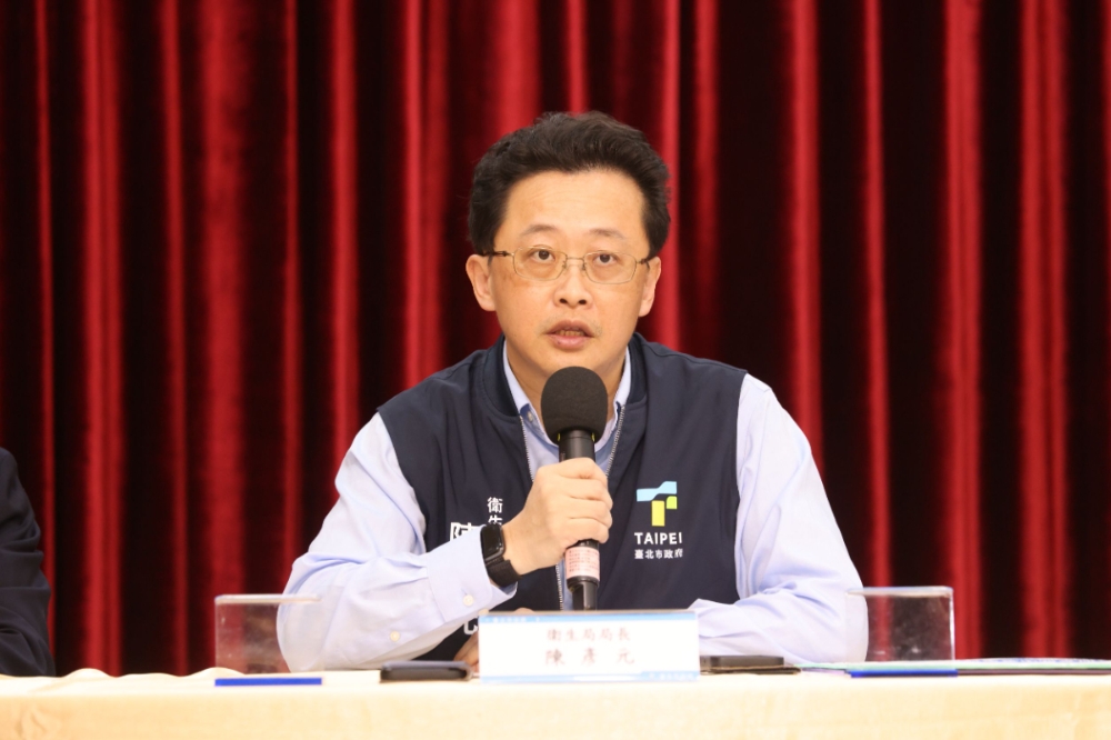 台北市衛生局長說明個案及賣場稽查狀況。（陳愷巨攝）