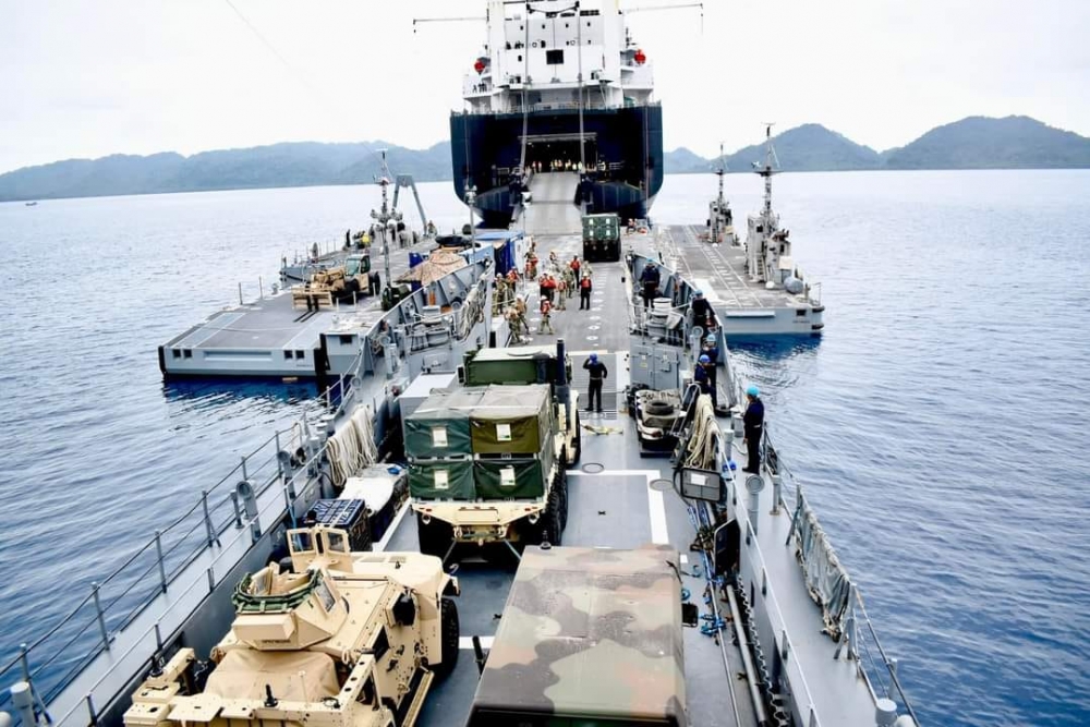 美菲官兵去年舉行其他實彈與後勤運輸補給操演項目。（取自菲律賓海軍）
