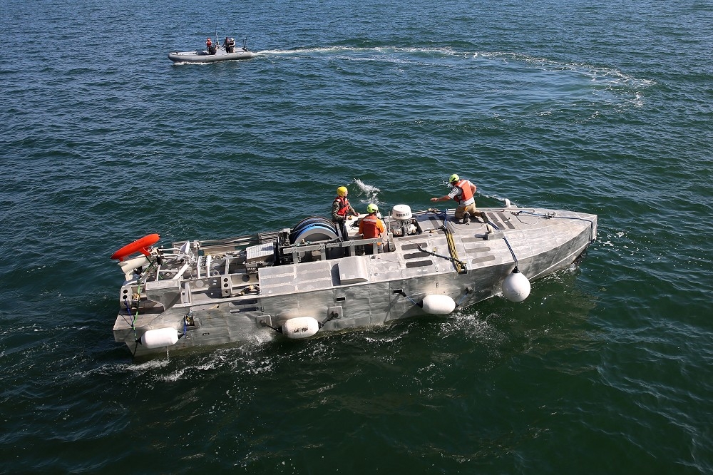 美國前國務卿龐佩奧與學者聯名投書，呼籲美軍加強建設無人機艦部隊，才能確保在嚇阻中國侵台的同時，有餘力制衡全球其他威脅。圖為美軍2019年測試的USV。（取自DVIDS）