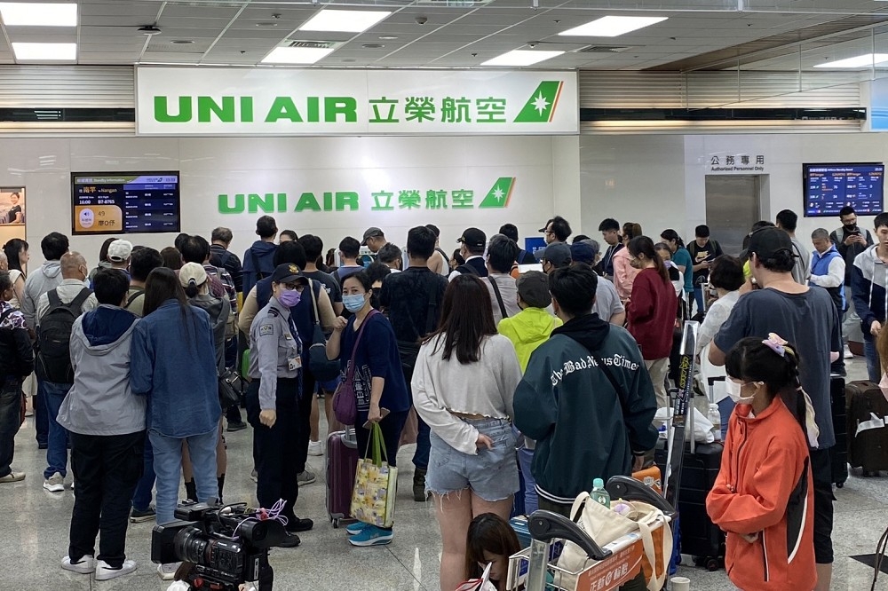 正值清明連假前夕，加上地震影響，民眾一早就到松山機場排隊候補機位，返鄉機位一票難求。（沈粲家攝）