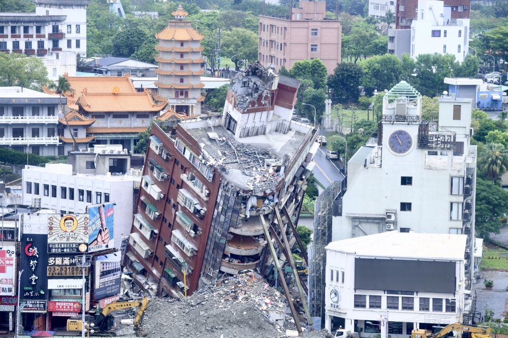 花蓮市「天王星大樓」今天（7日）傍晚再度進行拆除作業。（張哲偉攝）