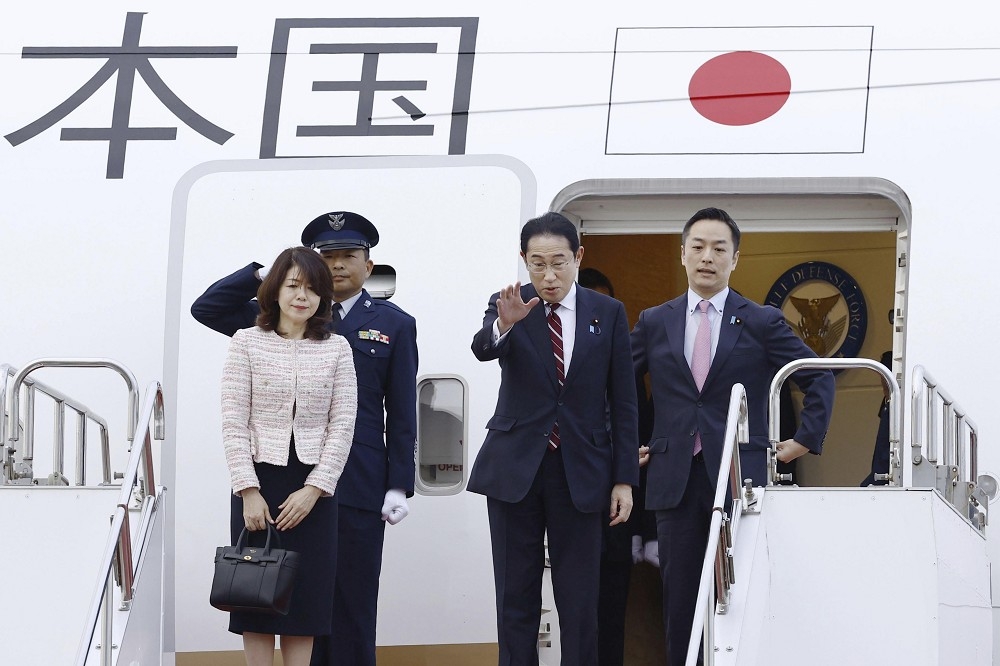 日本首相岸田文雄今天在羽田機場啟程前往美國。（美聯社）