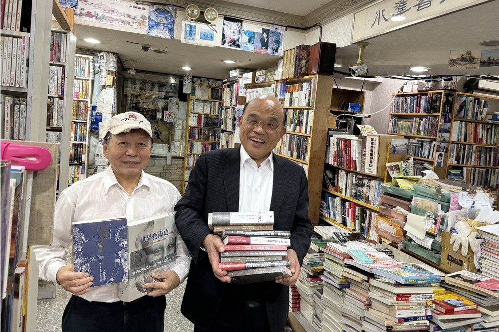 「水準書店」大地震中受災嚴重，蘇貞昌在賴清德公布內閣當天，悄悄前往拜會買書。（蘇貞昌辦公室提供）