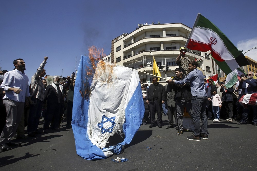 伊朗首都德黑蘭民眾5日焚燒以色列國旗。過去兩國關係並非如此惡劣。（美聯社）