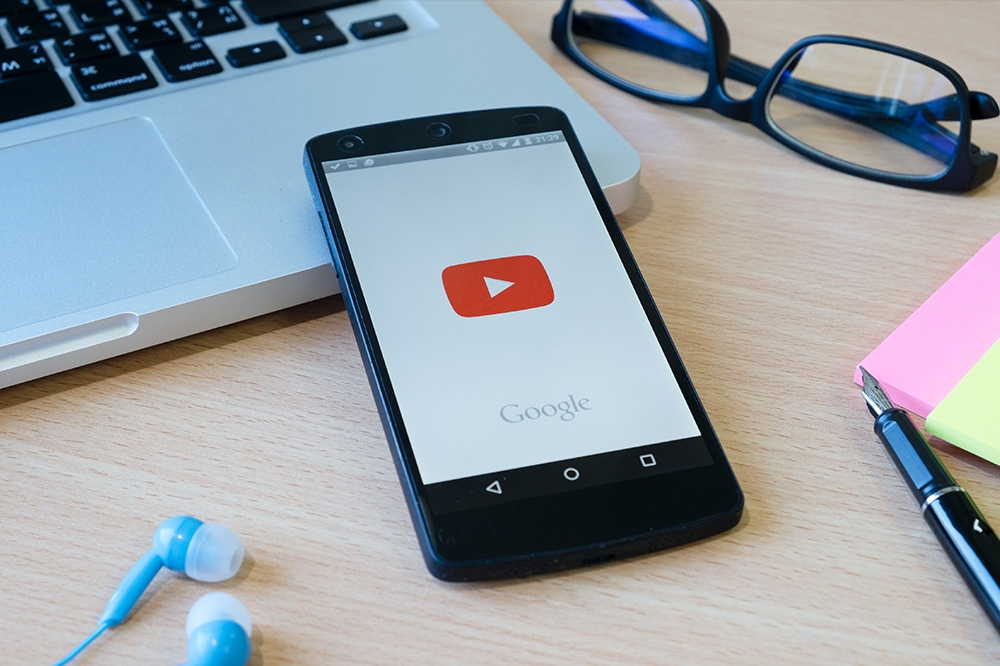 YouTube最新公告指出，官方將加強取締行動裝置上的廣告攔截器。（取自Freepik）