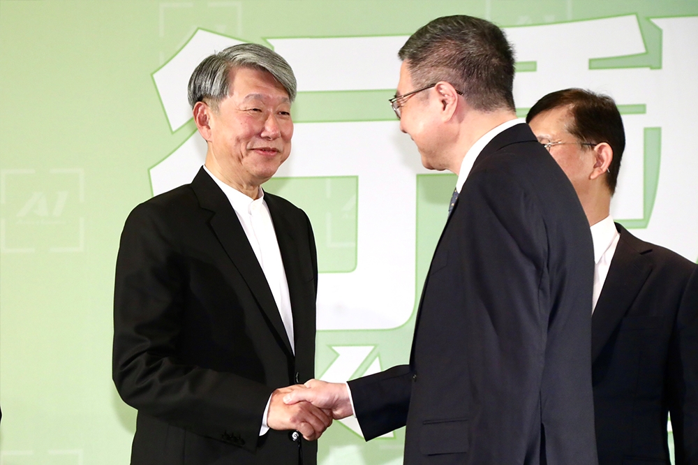 經濟部長將由崇越集團董事長郭智輝（左）接任。（王侑聖攝）