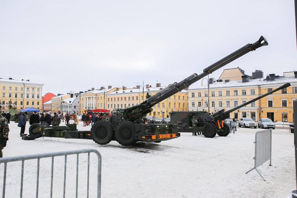 芬蘭陸軍的155 K 98榴砲具有輔助動力裝置，具有自行移動轉換陣地能力，右方則是俄製130公厘M-46加農砲。（取自芬蘭國防軍）