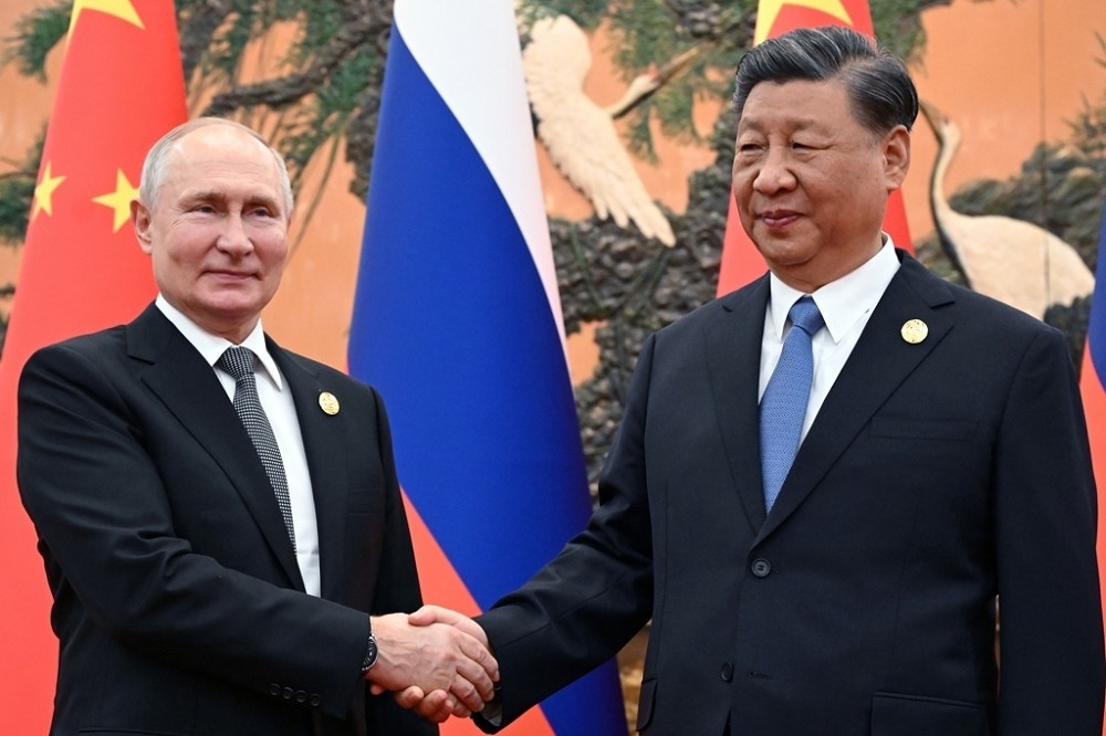 俄羅斯總統蒲丁（左）去年10月18日出席一帶一路國際合作高峰論壇，並與習近平（右）會面。（美聯社）