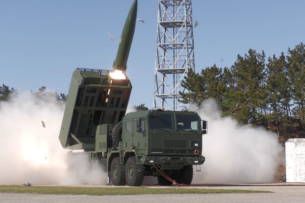 南韓以Homar-K試射CTM-290短程飛彈，向波蘭官員展示性能。（取自韓華）