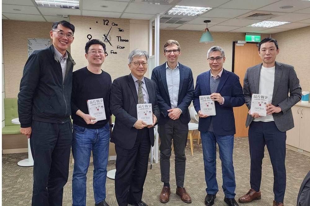 《晶片戰爭》作者Chris Miller 日前拜訪DSET，與團隊學者針對地緣政治局勢發展與台灣半導體產業的動向交換意見。（圖片由作者提供）