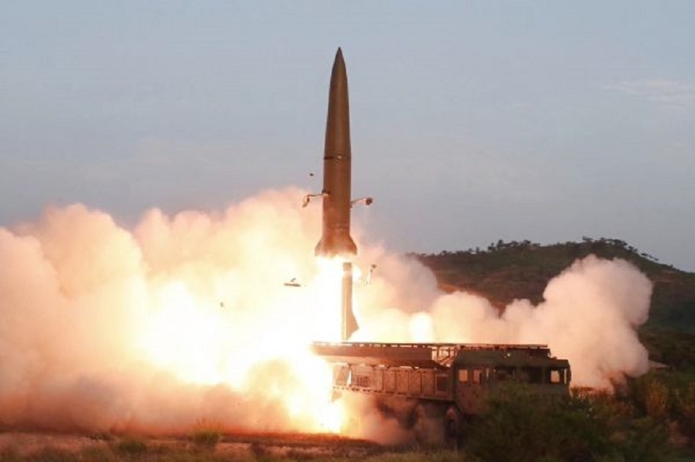 聯合國專家研判，俄軍1月2日襲擊卡爾科夫的彈道飛彈，正是北韓「火星11型」，恐已違反聯合國武器禁運。圖為北韓試射「火星11型」飛彈。（取自新浪網）