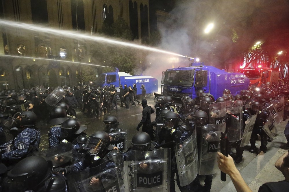 喬治亞首都爆發大規模示威，安全部隊使用水砲驅散抗議群眾。（美聯社）