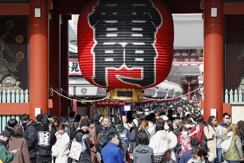 日圓持續走弱，大幅提升國際觀光客前往日本旅遊的意願，赴日掃貨的中國觀光客也正大幅湧入。（資料照片／美聯社）