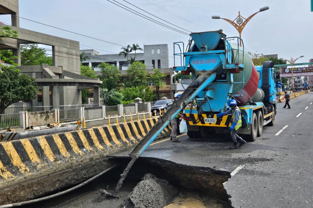 新竹縣湖口鄉成功路今天上午發生道路坍塌，縣府已派人搶修。（新竹縣政府提供）