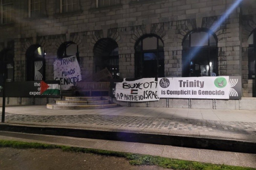 愛爾蘭都柏林大學聖三一學院學生舉行支持巴勒斯坦的示威。（取自X平台）