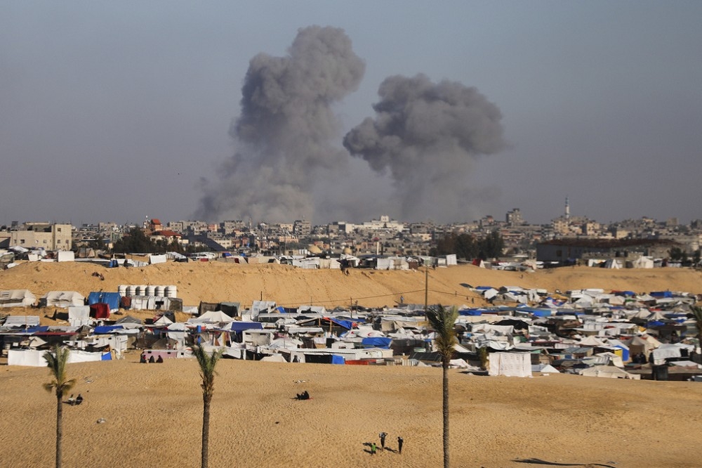 哈瑪斯宣布接受埃及與卡達提出的停火協議，同日以色列仍對拉法以東地區發動空襲。（美聯社）