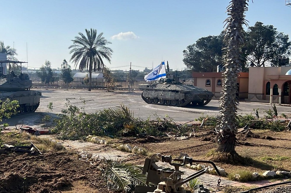 以色列國防部發布的照片顯示，掛著以色列國旗的戰車已進入拉法過境點。（取自@IDF）