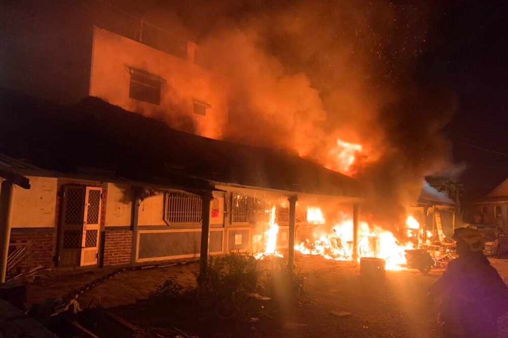 嘉義太保市昨發生奪命火警，嚴重火勢造成七口家庭不幸3死。（取自記者爆料網）