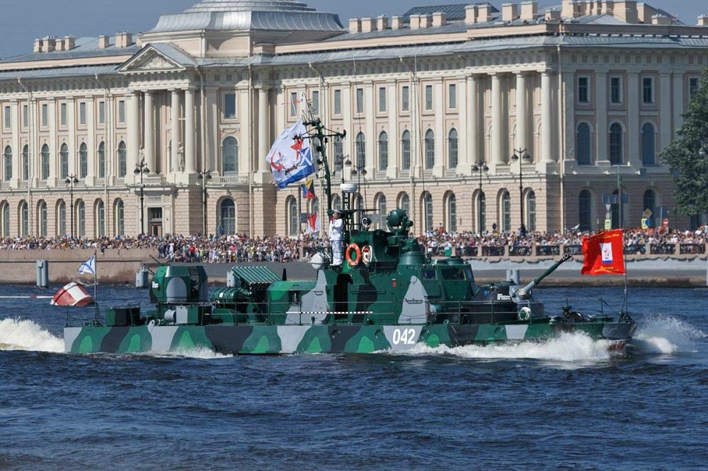 俄軍聶伯河區艦隊將接收里海艦隊的艦艇，作為最初基礎骨幹。圖為多年前參與聖彼得堡海軍節閱兵的1204型裝甲砲艇。（取自俄羅斯國防部）