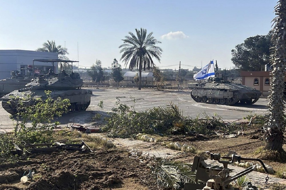 以軍裝甲部隊目前重兵包圍拉法，7日已進抵拉法與埃及之間的過境口岸。（美聯社）
