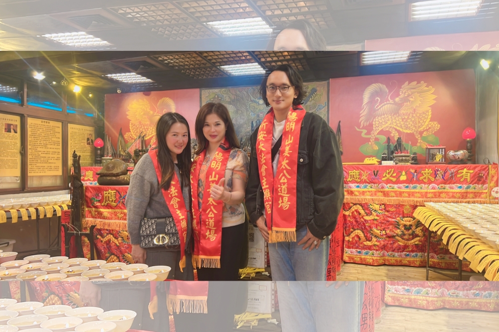 不丹導演巴沃邱寧多傑（右）、賴梵耘（左）夫婦赴道場參加七星燈法會，與道場會長陳桂姍（中）合影。（姜太公道場提供）