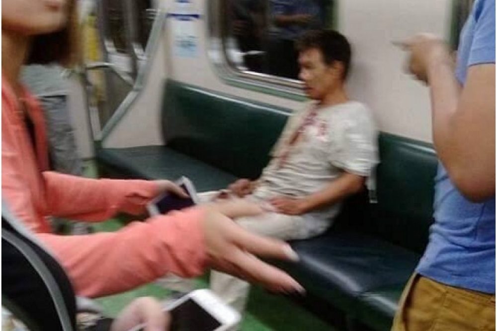 電聯車爆炸案嫌犯林英昌，7日在爆炸現場有被拍到爆炸受傷後，呆坐在列車坐椅上的畫面。（翻攝自爆料公社）