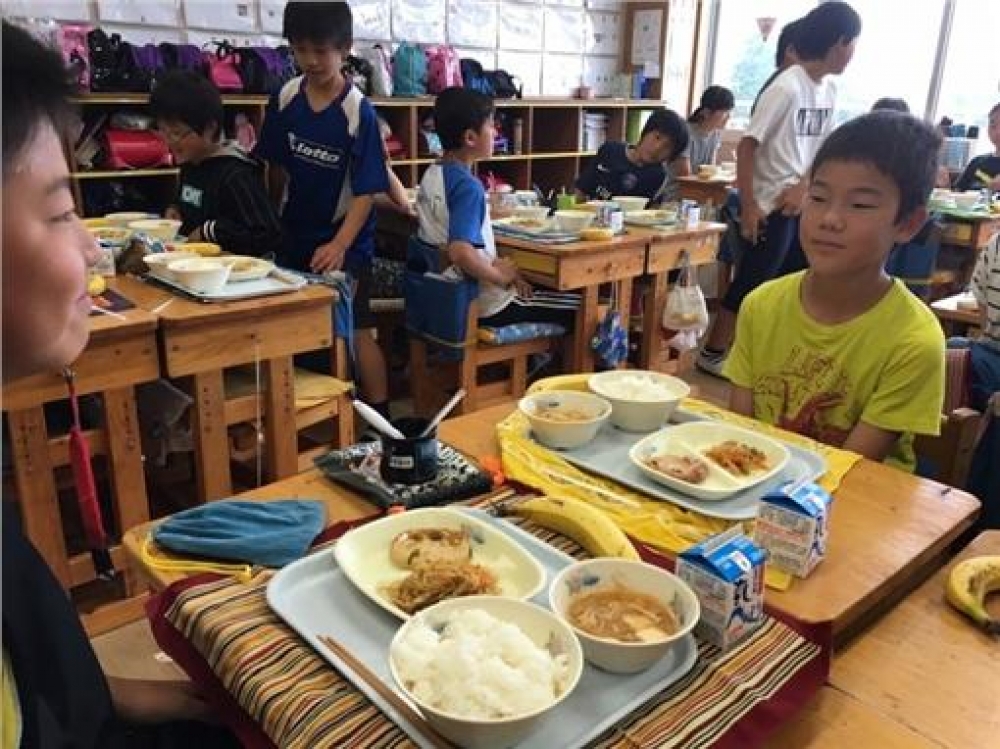 台灣香蕉打入日本中小學營養午餐。（翻攝自靜岡縣御場市役所）