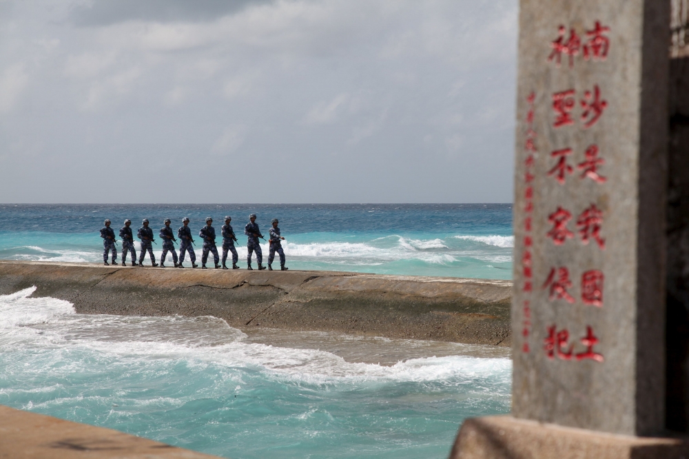 南海仲裁案將於12日宣判，圖為中國解放軍在南沙群島上步行巡邏。（湯森路透）