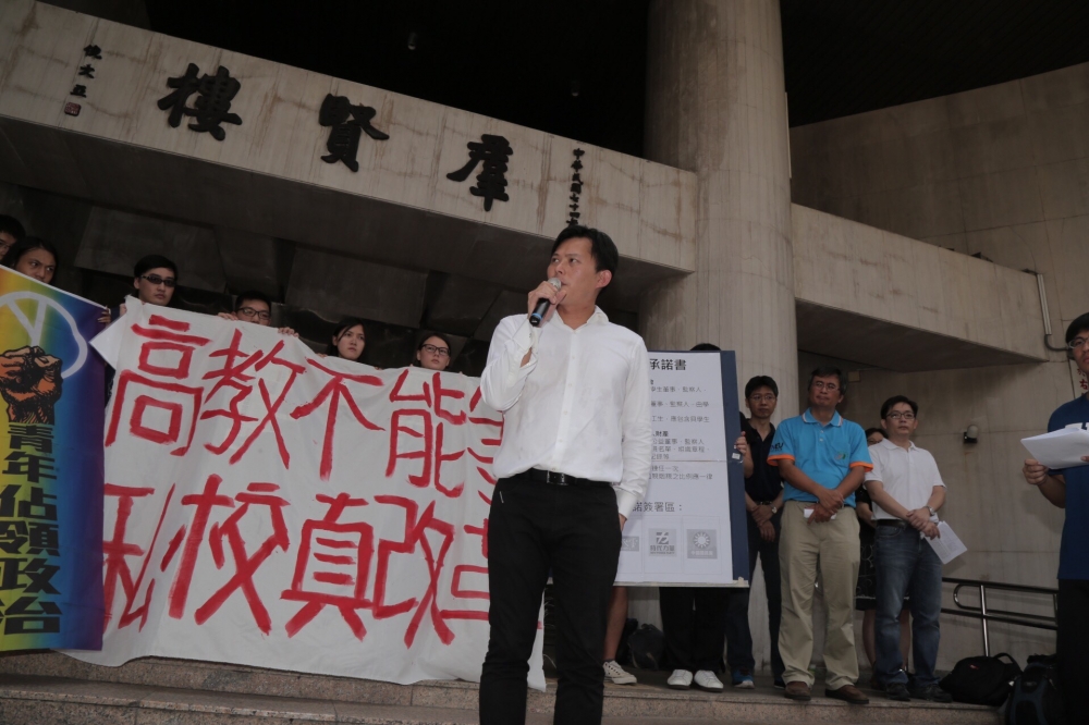 13日私校學生於立法院前聯合抗議，時代力量立委黃國昌到場支持。（攝影：陳品佑）