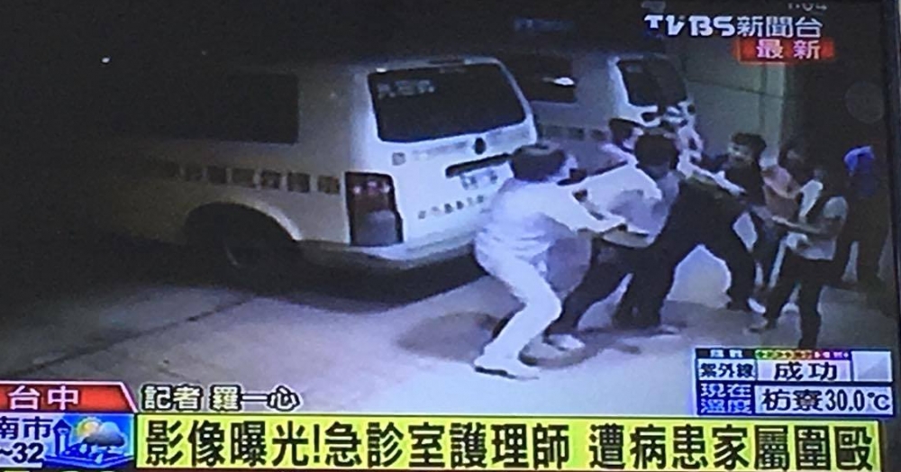 13日凌晨，台中發生急診室暴力事件，一家5口痛毆4名醫護人員。（翻攝自TVBS新聞台）