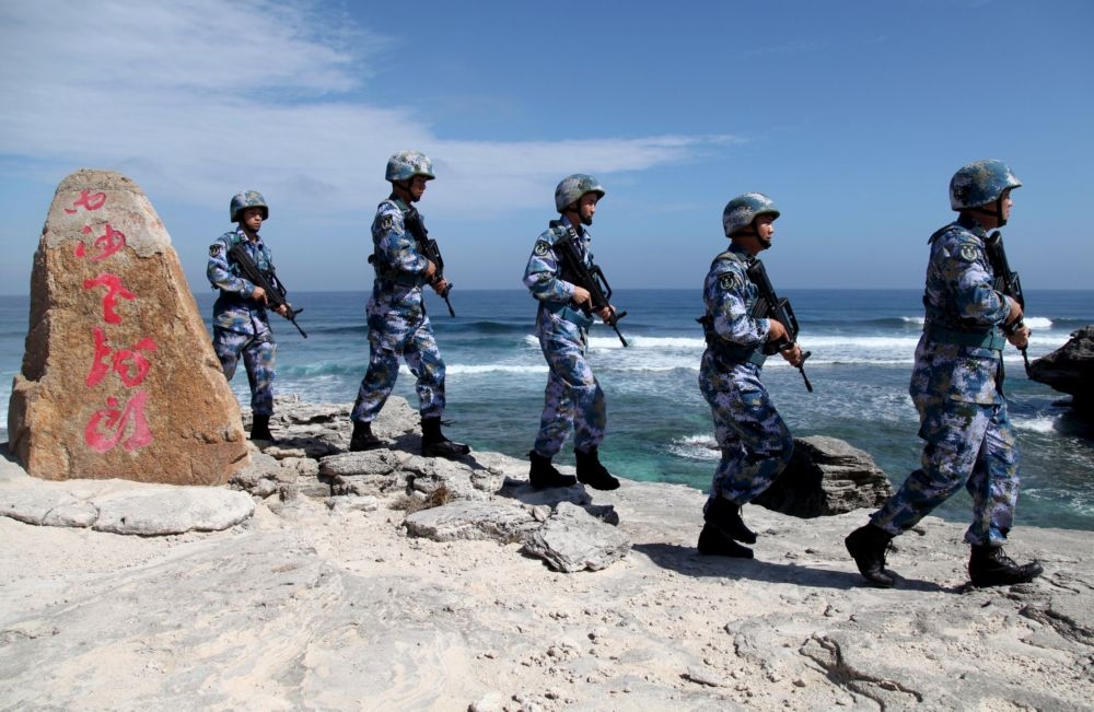 中國解放軍在西沙群島上步行巡邏。（湯森路透）