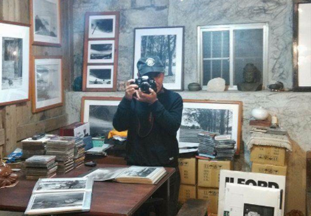 九份山間小巷中的一個攝影工作室，一個只拍黑白照片的老先生（圖片來源：林韋名　被攝者：攝影師PACO）