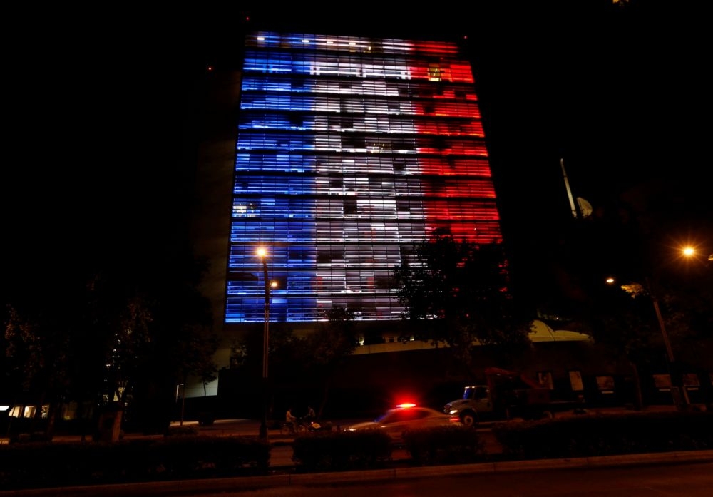 美國新墨西哥州一棟建築物外牆換上法國國旗顏色：紅白藍。（湯森路透）