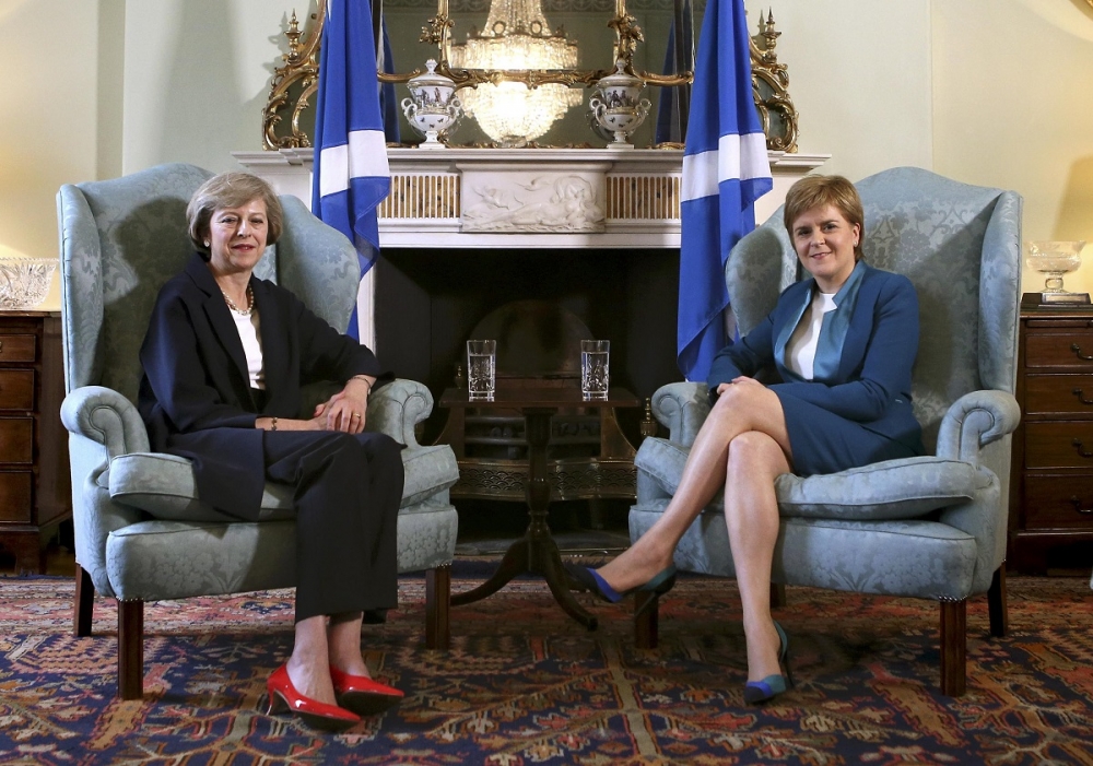 英國新上任的首相梅伊（左）及蘇格蘭首席部長史特金（右）（湯森路透）