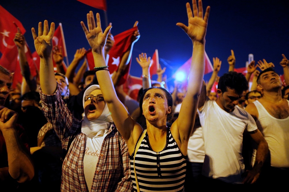 土耳其政府弭平政變後，總統艾爾多安的支持者上街示威（湯森路透）