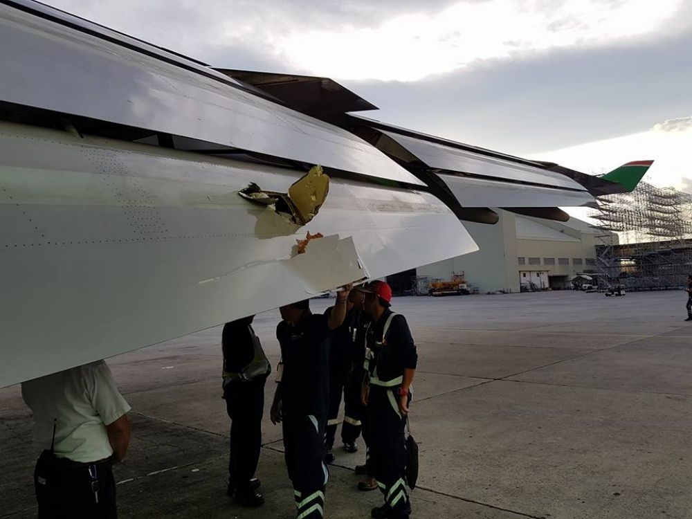  一架長榮班機18日降落到馬尼拉機場時，機翼遭不明物體擊破一個洞。（翻攝自KURT CABILLON臉書）