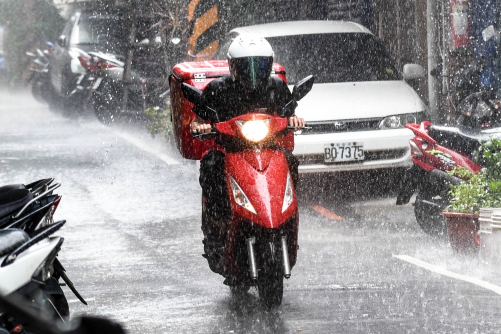 午後熱對流旺盛，大台北地區瞬間降雨量驚人(攝影:葉信菉)