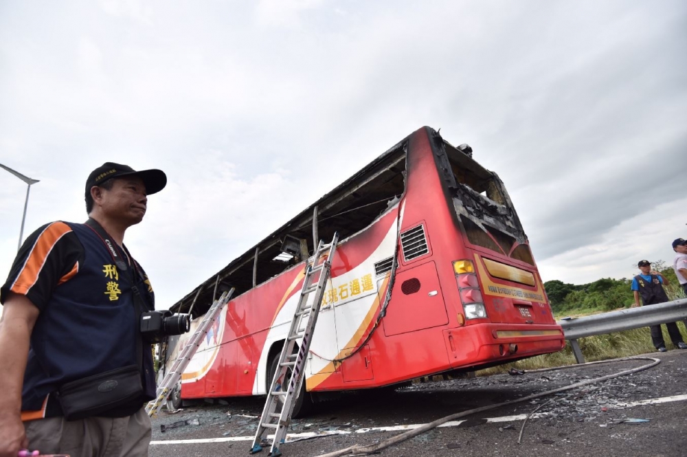 一輛載有陸客團的遊覽車19日在開往機場途中，自撞後起火燃燒，造成車上共26人全數罹難。（攝影：李昆翰）