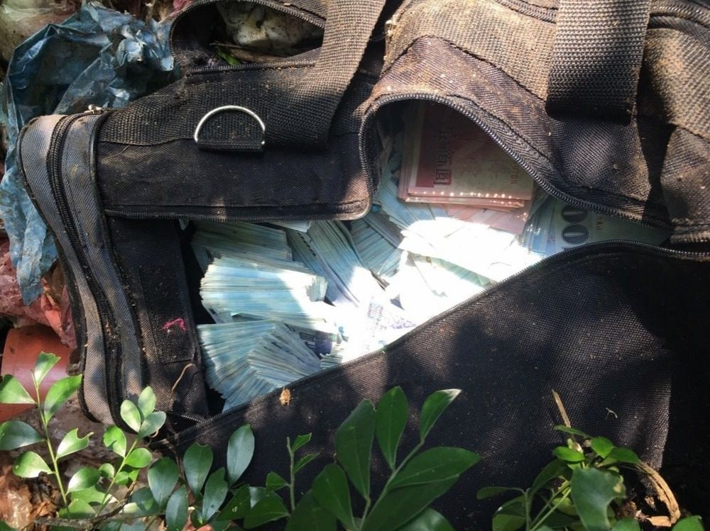 20日下午警方在西湖公園旁的垃圾堆中尋獲第一銀行盜領案剩餘2千萬贓款，網友大讚：太帥拉！（警方提供）