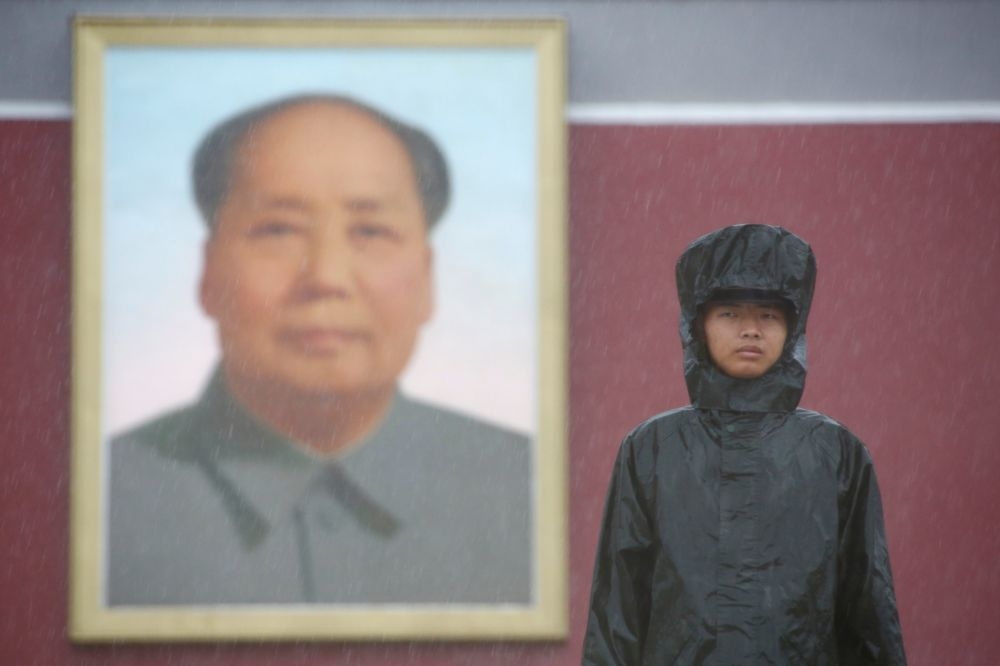 中國天安門前的毛澤東像與衛兵。（湯森路透）