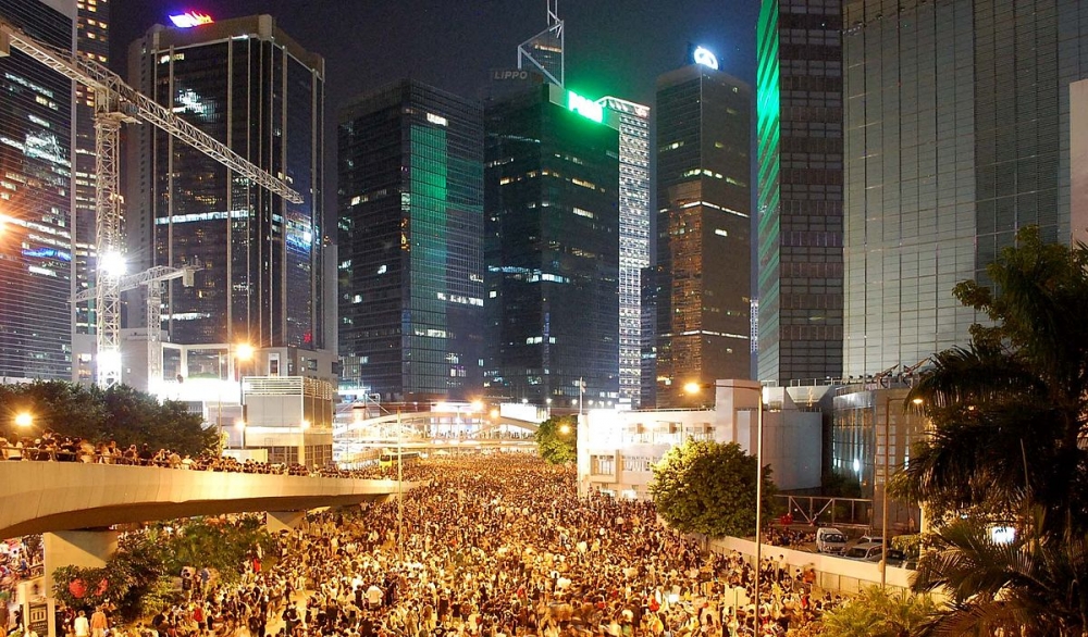 2014年9月26日，香港爆發重奪「公民廣場」行動，外媒稱其為「雨傘革命」。(維基百科)
