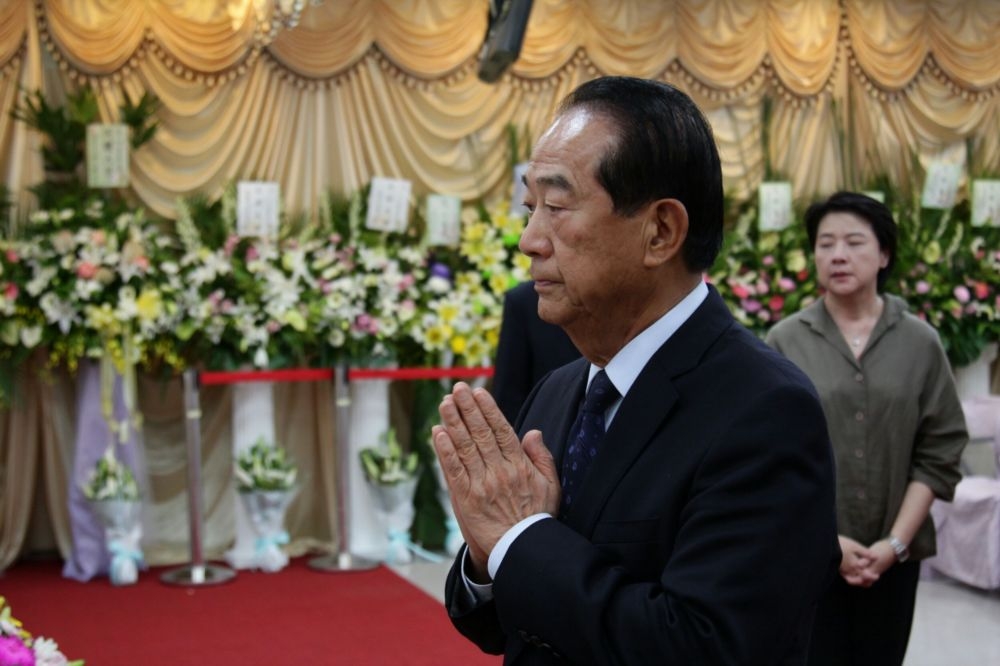 親民黨主席宋楚瑜一一端詳死者生前遺照，雙手合十哀悼。（攝影：蕭芃凱）